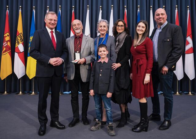 Josef Mayr mit seiner Familie im Landhaus. Landeshauptmann Thomas Stelzer überreichte die Verdienstmedaille. | Foto: Land OÖ
