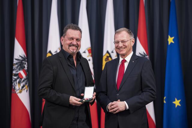 Ewald Tröbinger, ehemaliger Dienststellenleiter des Mitarbeiterbüros der Marathon Organisation bei der LIVA, erhielt das Silberne Verdienstzeichen des Landes Oberösterreich.



 

 | Foto: Max Mayrhofer
