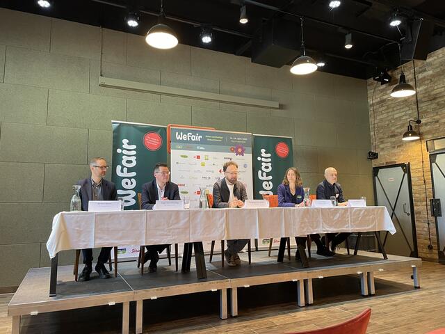 Von links nach rechts: Norbert Rainer (Klimabündnis), Jürgen Czernohorszky (SPÖ), Wolfgang Pfoser-Almer (WeFair), Anna Leitner (Global 2000) und Konrad Rehling (Südwind).  | Foto: Miriam Al Kafur