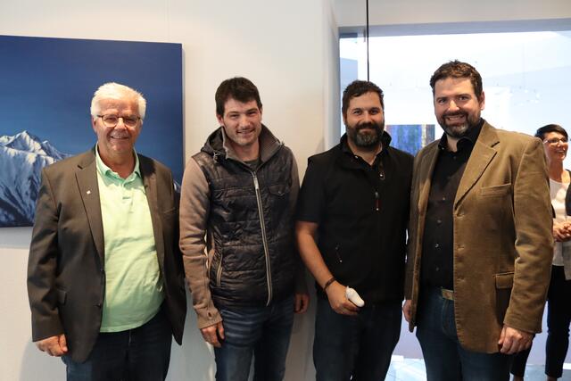 Christian Rudig (Obmann des Museumsvereins), Vizebürgermeister Mathias Niederbacher, sowie Gemeinderat Johannes Schönherr und Stadtrat und Kulturreferent Peter Vöhl.   | Foto: Elisabeth Zangerl 