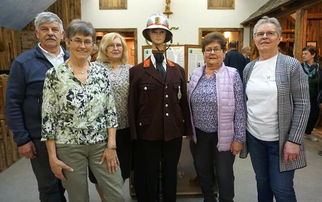 „Feuerwehrmann“ mit Museumsverein-Obmann Gerhard Hauer, Christine Mistelbauer, Ingrid Oppenauer, Helga Heidl und Edeltraud Ecker (v.l.). | Foto: Richard Rauscher