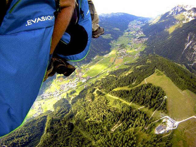 Nach einem Flugmanöver musste der Paragleiter seinen Rettungsschirm einsetzen und prallte gegen eine Hausmauer. | Foto: BezirksBlätter