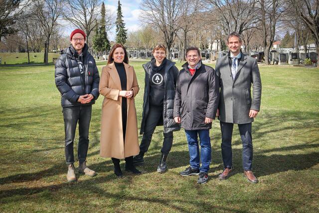 V.l.: Jan Peter Pech (Ackerhelden), Renate Niklas, Geschäftsführerin Friedhöfe Wien, Rita Himmel  (Ackerhelden) Wilfried Zankl (SPÖ) und Arno Uhrmann (Friedhöfe Wien). | Foto: Friedhöfe Wien