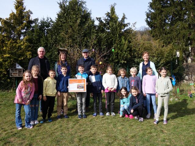 Biosphärenpark-Direktor Andreas Weiß und Bürgermeister Michael Krischke überreichen als Dankeschön die Urkunden stellvertretend an einige Schüler und Schülerinnen der ÖKO-Volksschule Wienerwald mit Direktorin Hermine Noth. | Foto: BPWW/J. Scheiblhofer