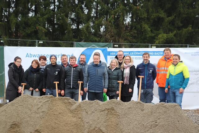 AWV-Geschäftsführer Michael Lechner und sein Team vom AWV Grazerfeld beim Spatenstich zum Koralmsammler. | Foto: Edith Ertl