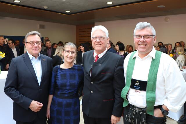 LH a.D Günther Platter, Andrea Geiger, BH Siegmund Geiger und Florian Geiger, Obmann Musikbezirk Landeck (v.l.). | Foto: Othmar Kolp