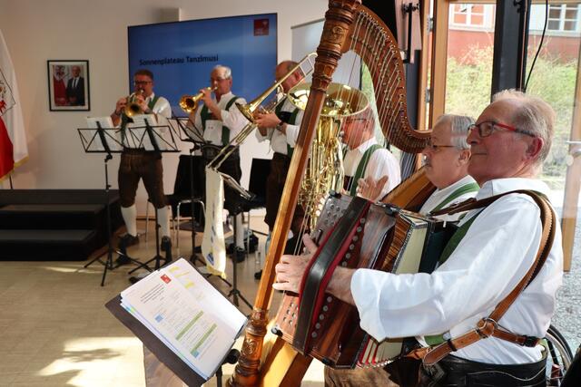 Die Sonnenplateau Tanzlmusi sorgte für eine würdige musikalische Umrahmung der Veranstaltung.  | Foto: Othmar Kolp