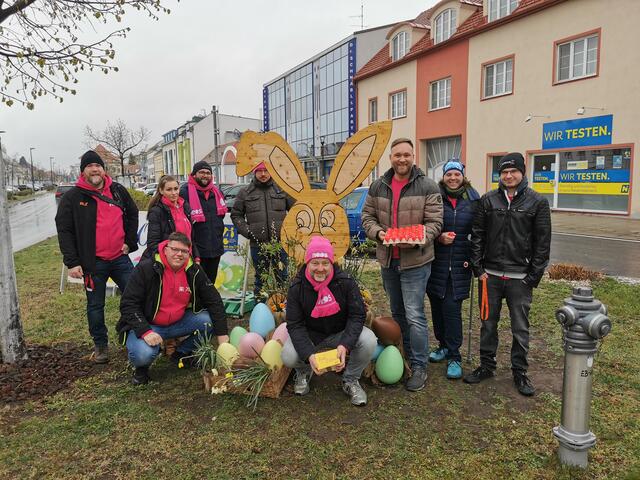 Knallpinke Oster-Aktion: Die NEOS Ebreichsdorf verteilten im ganzen Ort 800 pinke Ostereier mit Grußbotschaft. | Foto: NEOS Ebreichsdorf