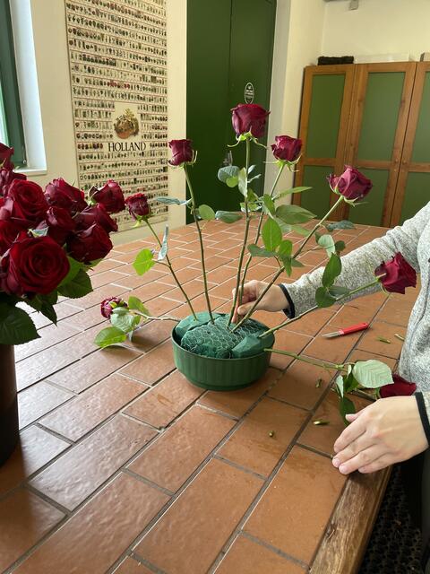 Zu Beginn sah das Gesteck noch so aus. In einen nassen Schwamm werden die Rosen einzeln hineingesteckt.  | Foto: Lisa Kropiunig