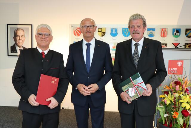 BH Siegmund Geiger, LH Anton Mattle und BH a.D. Markus Maaß (v.l.). | Foto: Othmar Kolp