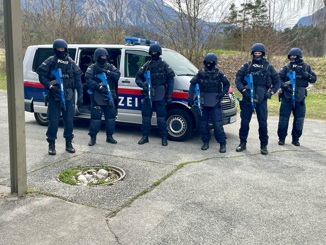 Ein Team in voller Ausrüstung, hier mit "Blauwaffen" bestückt zog für die Übung zur Patroullie los. Diese Übungs-Waffen sind mit Seifenkern-Munition geladen, die bei Treffern Farbkleckse hinterlässt. | Foto: MeinBezirk.at