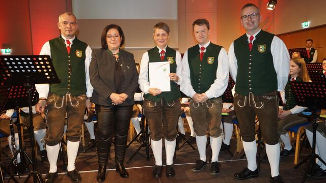 Gitti Kirbisser erhielt die Ehrennadel in Silber. | Foto: TMK Trautmannsdorf