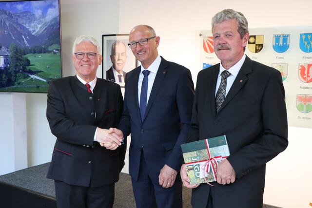 BH Siegmund Geiger, LH Anton Mattle und BH a.D. Markus Maaß (v.l.). | Foto: Othmar Kolp