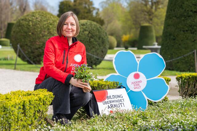 "Dankeschön" sagt "Jugend Eine Welt"-Mitarbeiterin Nina Hollinger, indem sie Vergissmeinnicht im Schlosspark Schönbrunn pflanzt. | Foto: Thomas Meyer