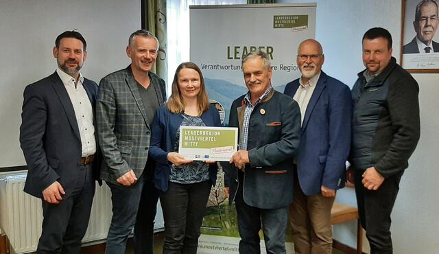 Der Vorstand der LEADER-Region, v.l.: Nationalratsabgeordneter Bürgermeister Fritz Ofenauer (Markersdorf-Haindorf), Bürgermeister Martin Leonhardsberger (Mank), LEADER-Managerin Petra Scholze-Simmel, LEADER-Obmann Anton Gonaus, Bürgermeister Kurt Wittmann (Rabenstein) und Bürgermeister Thomas Teubenbacher (Mitterbach). | Foto: LEADER-Region Mostviertel-Mitte