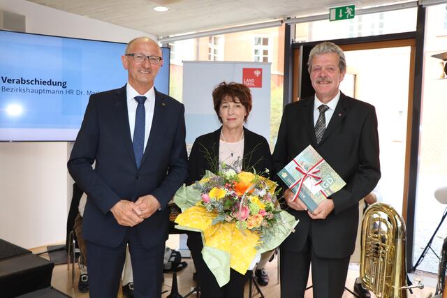LH Anton Mattle dankte BH a.D. Markus Maaß und seiner Gattin Berthild. | Foto: Othmar Kolp