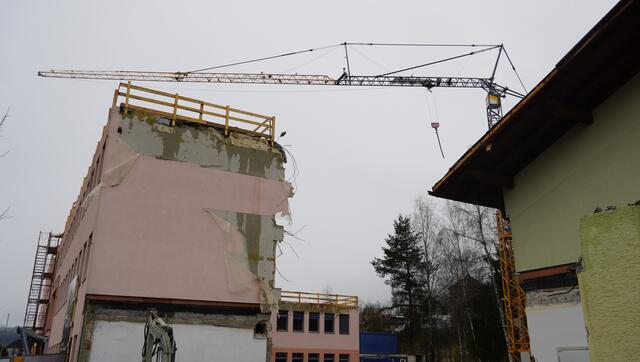 Die Bauarbeiten für den neuen Holzbau sollen im August 2024 abgeschlossen werden.  | Foto: Felix Hallinger