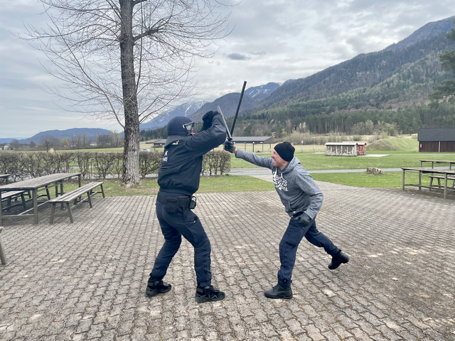Auch Teil des Trainings: Der richtige Umgang mit dem Schlagstock zur Verteidigung. | Foto: MeinBezirk.at
