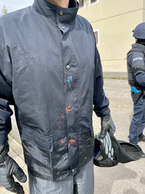 Der "Täter" in der Übung, nachdem er von der Seifenkernmunition getroffen wurde. | Foto: MeinBezirk.at