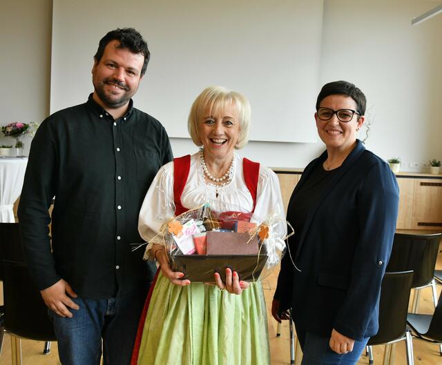Seitens des Diakoniewerks Gallneukirchen gratulierten Alexandra Brandstetter (re im Bild) und Manuel Kielnhofer (re im Bild) der scheidenden Obfrau Elisabeth Freundlinger (Mitte). | Foto: Erika Ganglberger