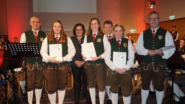 Kerstin Scheinost, Laura Tatschl und Katharina Gingl wurden für zehn Jahre Mitgliedschaft mit dem Ehrenzeichen in Bronze geehrt. | Foto: TMK Trautmannsdorf