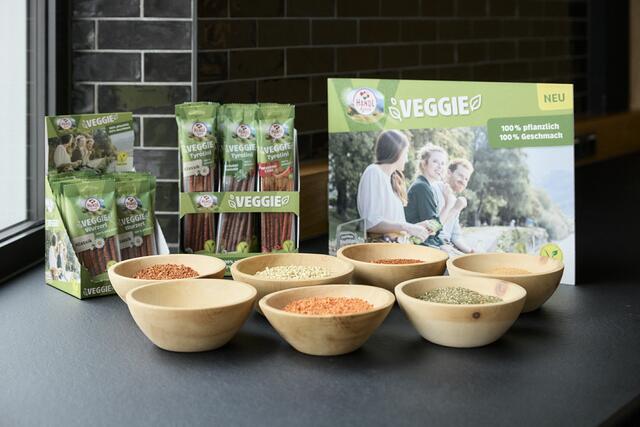 HANDL TYROL präsentiert neue VEGGIE-Linie: 100 Prozent pflanzlich, 100 Prozent Geschmack – die neuen veganen Snacks aus Tirol. | Foto: HANDL TYROL