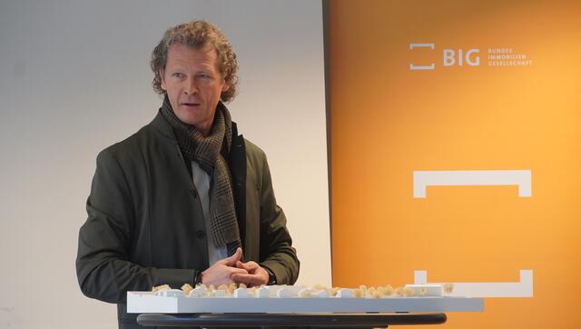 Architekt Michael Strobl erklärte den Anwesenden vor dem Spatenstich die Überlegungen hinter seinen Planungen. | Foto: Felix Hallinger