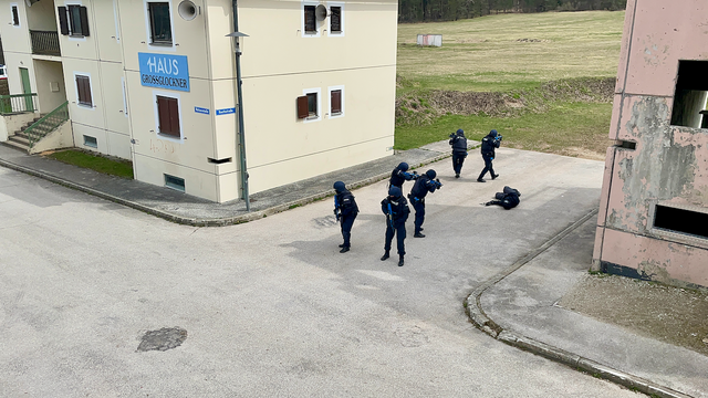 Im Übungsfall: Der Täter wurde unschädlich gemacht, die Umgebung wird gesichert, bevor er Schütze verhaftet wird. | Foto: MeinBezirk.at