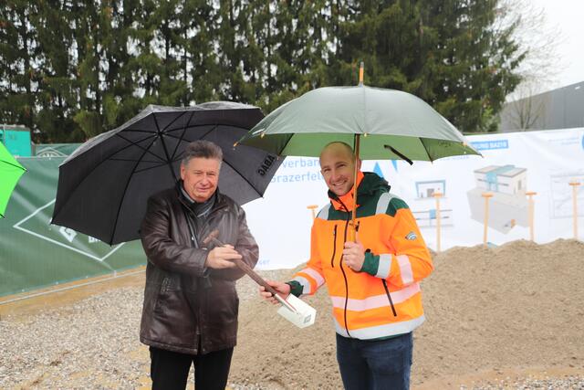 Symbolische Schaufelübergabe: Bgm. und AWV-Obmann Willi Rohrer und Prok. Philipp Hadl/Granit | Foto: Edith Ertl