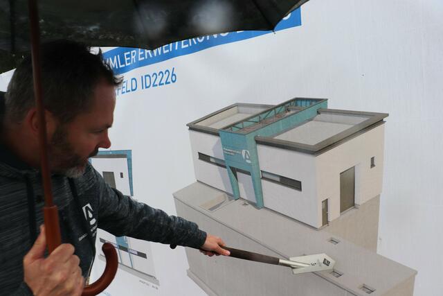 Ab hier (Schaufel) liegt alles unter der Erde. DI Andreas Philadelphy erklärt das Bauprojekt Koralmsammler. | Foto: Edith Ertl