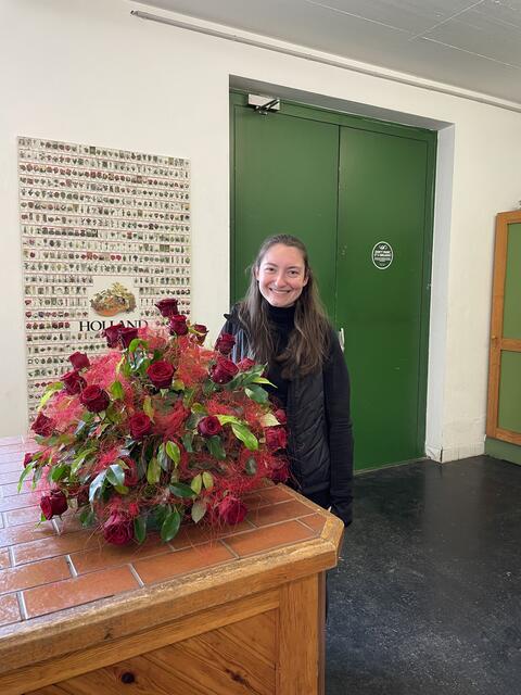 So einfach und so schön: aus Rosen und Ficus habe ich mit Steffi ein Gesteck für das Standesamt in Innsbruck gemacht.  | Foto: Lisa Kropiunig