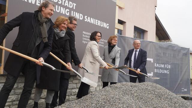 Die Bauarbeiten für das neue Schulgebäude laufen bereits seit März. Zum offiziellen Spatenstich kam heute auch die hohe Politik nach Radstadt. | Foto: Felix Hallinger