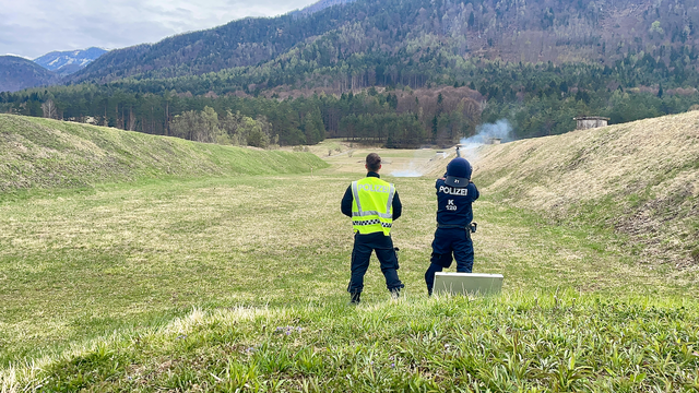 Der Schütze von (in diesem Fall) Rauchgas wird von einem Beobachter/Späher mit Fernglas unterstützt. | Foto: MeinBezirk.at