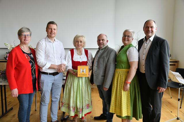 Von li: Seniorenbundobfrau Stefanie Hartl, Gerhard Braun (ÖVP Gemeindeparteigeschäftsführer), Elisabeth Freundlinger, Michael Pilz (ÖVP Gemeinde-parteiobmann-Stellv.), neue Obfrau des Hilfswerk Vereins Oberneukirchen Vize-BGM Anneliese Bräuer und Bürgermeister der Marktgemeinde Oberneukirchen-Waxenberg-Traberg,  Josef Rathgeb. | Foto: Erika Ganglberger