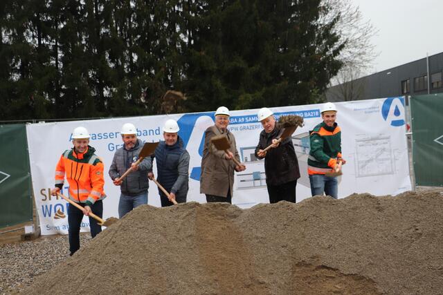 Setzten den ersten Schaufelwurf: Philipp Hadl (li), Andreas Philadelphy, Michael Lechner, Karl Kowald, Willi Rohrer und Stefan Konrad.