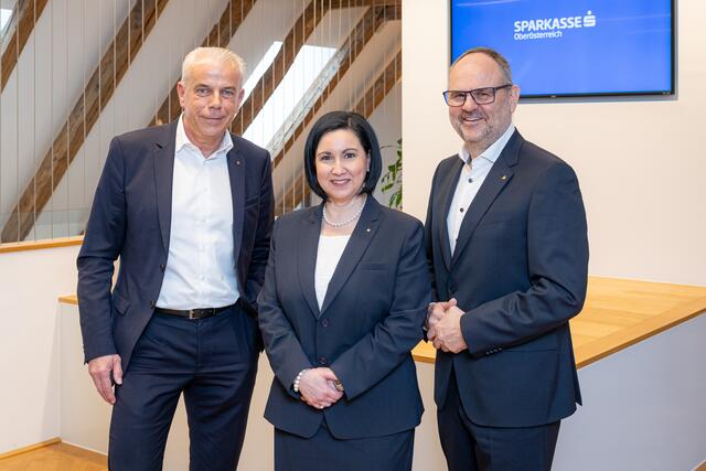 v. l. Herbert Walzhofer (Vorstandsdirektor Sparkasse OÖ), Stefanie Christina Huber (Vorstandsvorsitzende Sparkasse OÖ), Maximilian Pointner (Vorstandsdirektor Sparkasse OÖ). | Foto: Sparkasse OÖ/honorarfrei