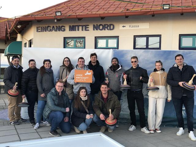 V. l.: Daniel Schreier, Rainhard Molnar, Doris Payer, Therese Karlo, Oliver Payer, Sebastian Bresich, Manuel Kusztrich Jakob Lütgenau, Marlies Moser, Erich Ermler, hockend: David Pokorny, Magdalena Gretsch, Franz-Peter Anna-Maria Bresich | Foto: WKB