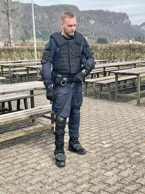 Für Einsätze, bei denen Gewalt gegen die Polizei zu erwarten ist, wird schwere Schutzausrüstung getragen, die ohne Probleme mit Stöcken bearbeitet werden kann. | Foto: MeinBezirk.at