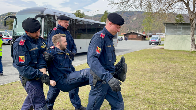 Eine der Übungen war es, eine Sitzblockade aufzulösen. | Foto: MeinBezirk.at