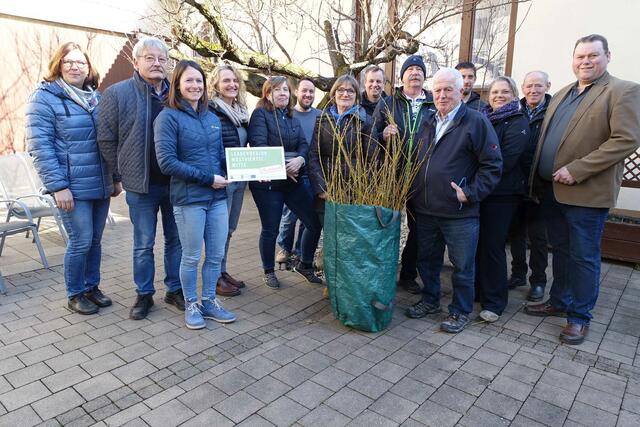 Die TeilnehmerInnnen des Veredelungskurses in Bischofstetten mit Bgm. Walter Nolz (1.v.r.) Pomologin Gerlinde Handlechner (4.v.li.) und Projektmanagerin Martina Grill, LEADER-Region Mostviertel-Mitte (3.v.li). | Foto: LEADER-Region Mostviertel-Mitte