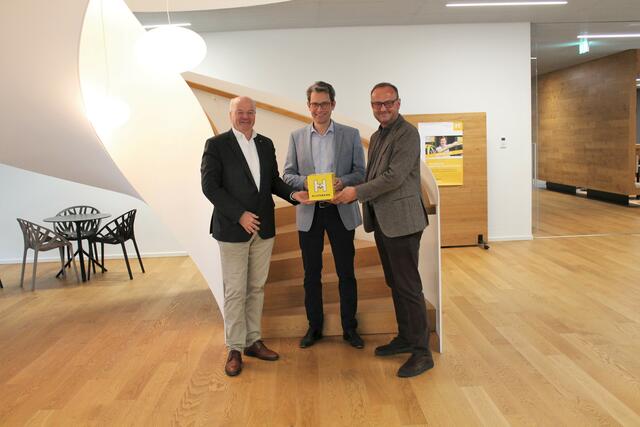 Vereinspräsident Christian Struber (l.) und Geschäftsführer Hermann Hagleitner (r.) bedanken sich bei Johannes Gfrerer, Geschäftsführer des Salzburger Verkehrsverbundes, herzlich für die großzügige Sachspende. | Foto: Hilfswerk Salzburg