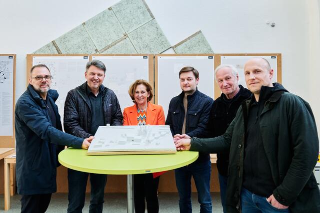 Architekt Rene Bechter, Bürgermeister Kurt Fischer, Bildungsgemeinderätin Doris Dobros, Hochbaugemeinderat Markus Schlachter, Architekt Carlo Baumschlager und Tankred Bergmeister (v.l.n.r.) präsentierten stolz den neuen Bildungscampus Mühlefeld | Foto: Marktgemeinde, Miro Kuzmanovic