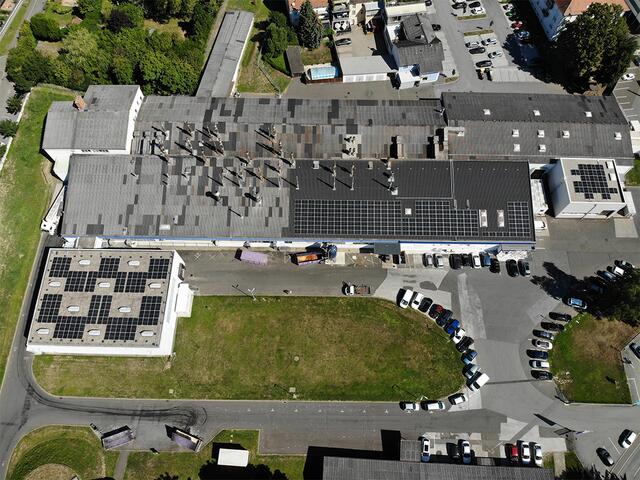 Die Luftaufnahme zeigt die PV-Module auf den Werksgebäuden. | Foto: Kelly Ges.m.b.H.