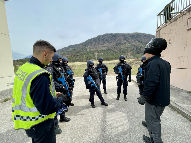 Nach der Übung wird im Detail nachbesprochen, was gut war und wo noch Verbesserungspotential ist. | Foto: MeinBezirk.at