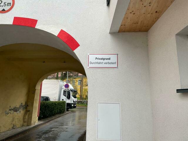 Über die Durchfahrt durch diesen Torbogen in Viktring wird momentan heftig diskutiert. | Foto: MeinBezirk.at