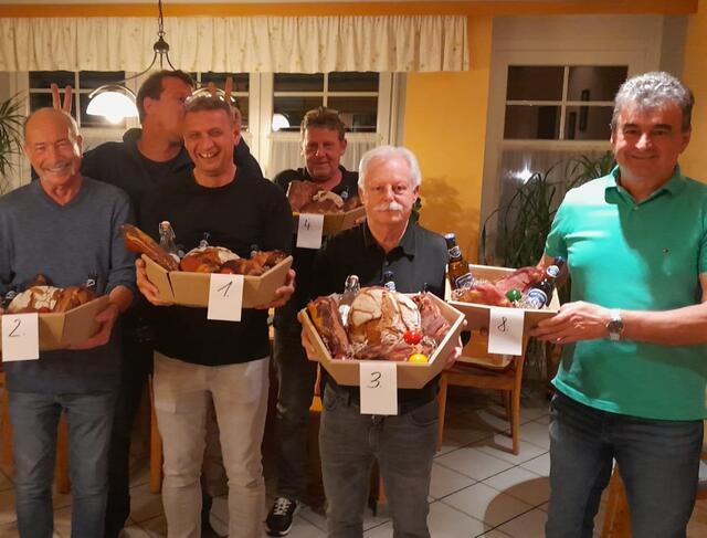 Die Gewinner des Preisschnapsen: 1. Christian Trummer, 2. Erwin Bauer und 3. Franz Salmhofer u. Obm.: Alois Fröhlich | Foto: Sparverein Gamling