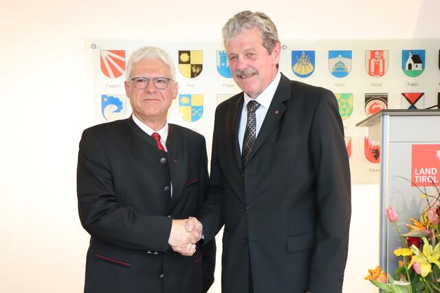 Der ehemalige Bezirkshauptmann Markus Maaß (re.) übergab sein Amt offiziell an BH Siegmund Geiger. | Foto: Othmar Kolp