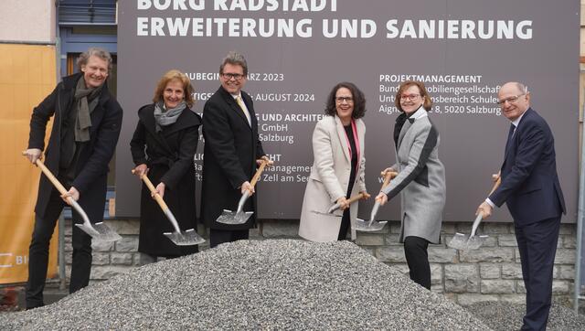 Architekt Michael Strobl, Direktorin Andrea Stolz, Bildungsminister Martin Polaschek, Bildungslandesrätin Daniela Gutschi (beide ÖVP), Edith Klesl-Tauchner von der Bundesimmobiliengesellschaft und der Salzburger Bildungsdirektor Rudolf Mair beim Spatenstich. | Foto: Felix Hallinger