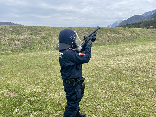 Mittels solcher Pistolen können sowohl Tränengas, Rauchmittel oder Leuchtmittel verschossen werden. | Foto: MeinBezirk.at