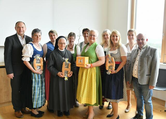 Der neu gewählte Vorstand mit den Bürgermeister Josef Rathgeb (li im Bild). | Foto: Erika Ganglberger